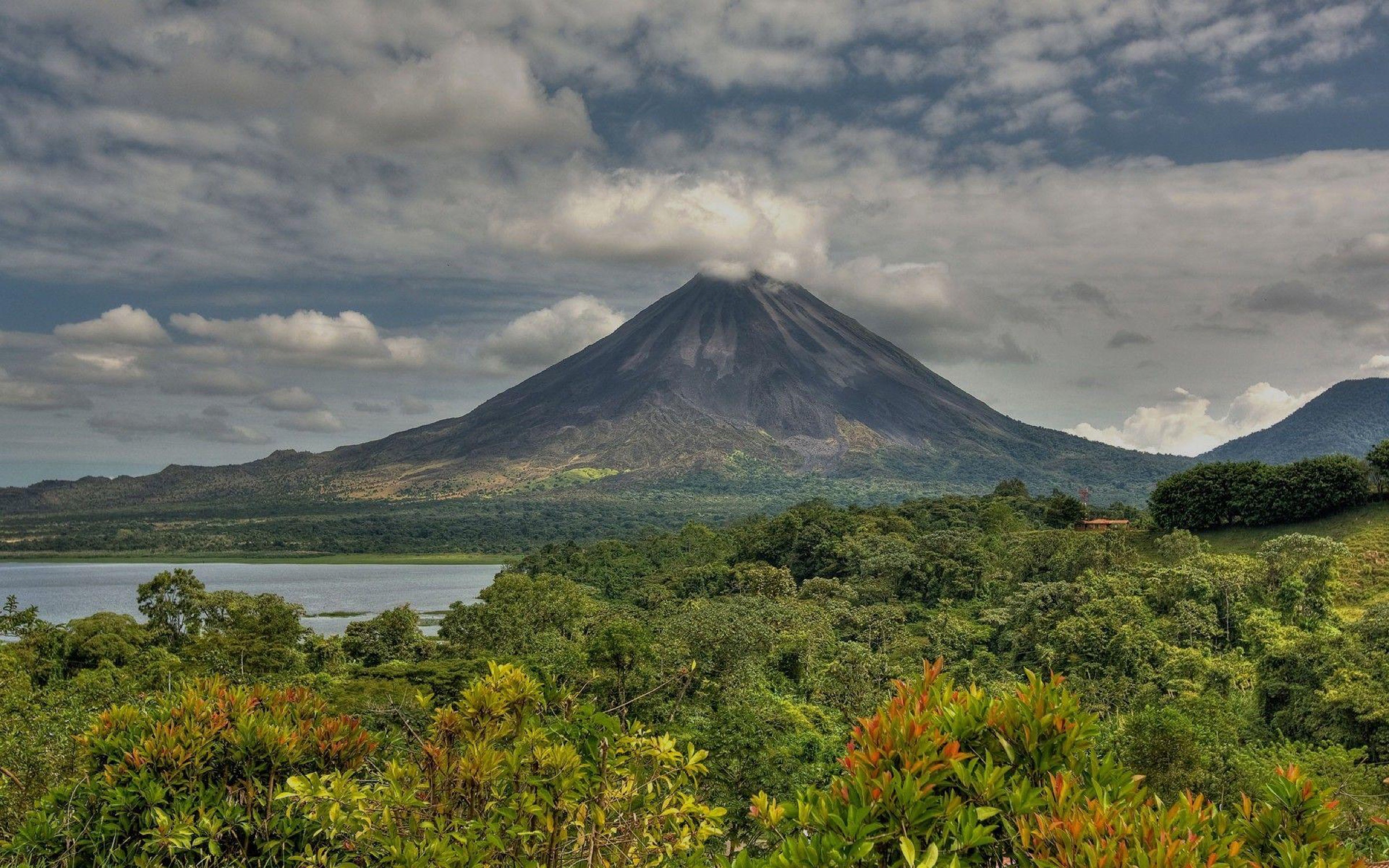 Vulcão e lago na Costa Rica
